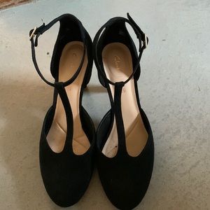 Clarks t-strap shoes. Black suede size 10